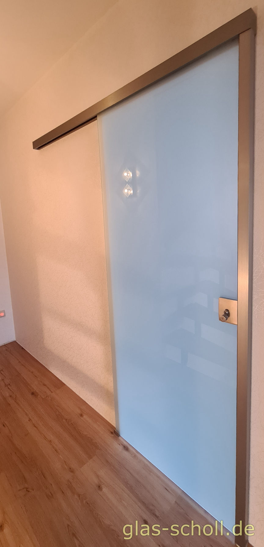 mechanisch verschließbare Schiebetür vor WC- oder Badezimmerbereich von www.glas-scholl.de